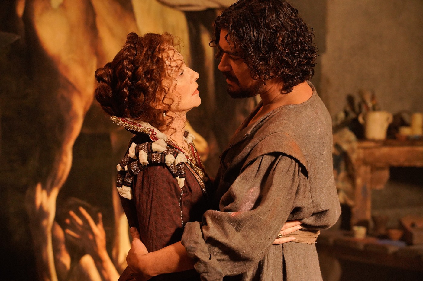 Ricardo Scamarcio îl rolul pictorului Caravaggio, în filmul Caravaggio’s Shadow, în timp ce îmbrățișează o femeie