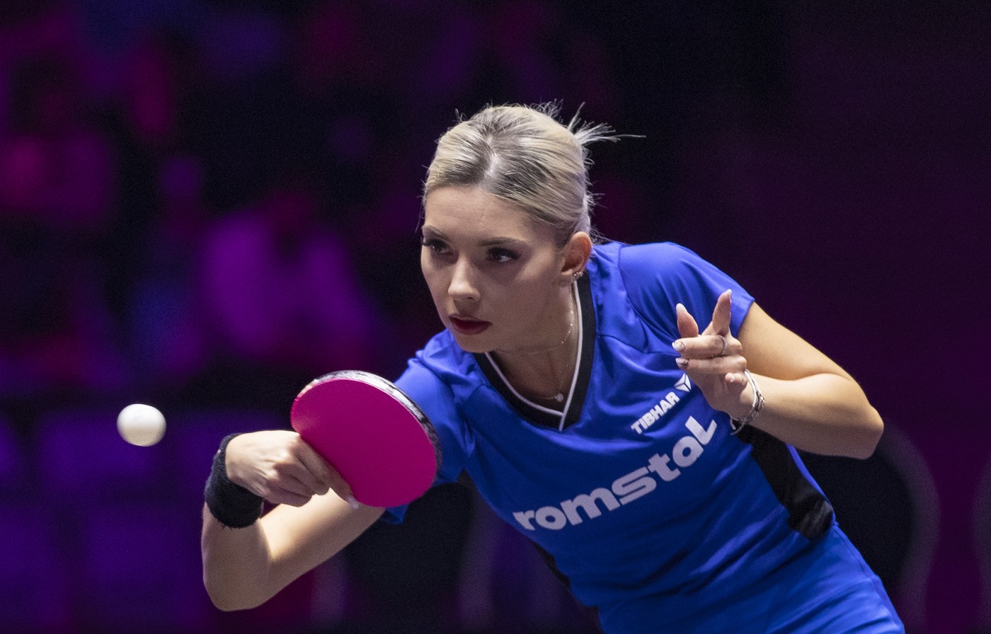 Bernadette Szocs la WTT Champions Frankfurt 2023, într-un tricou albastru, cu paleta în mână