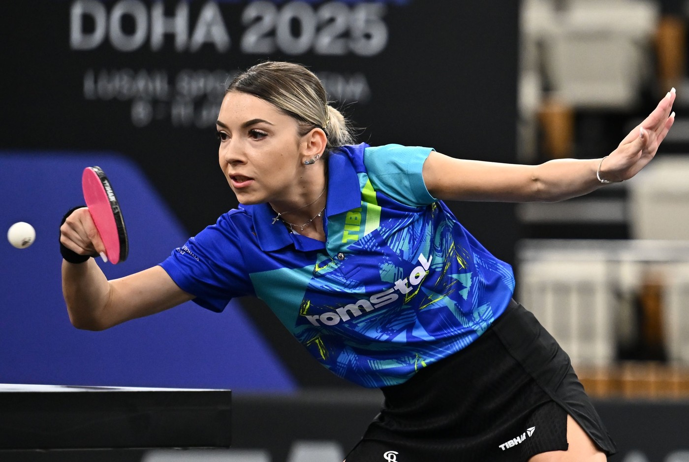 Bernadette Szocs, în timpul unei partide de tenis de masă