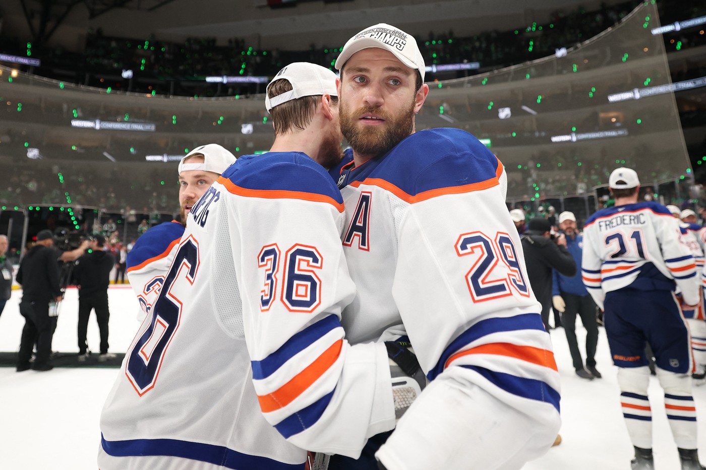 Jucătorii lui Edmonton Oilers sărbătoresc calificarea în finala Cupei Stanley