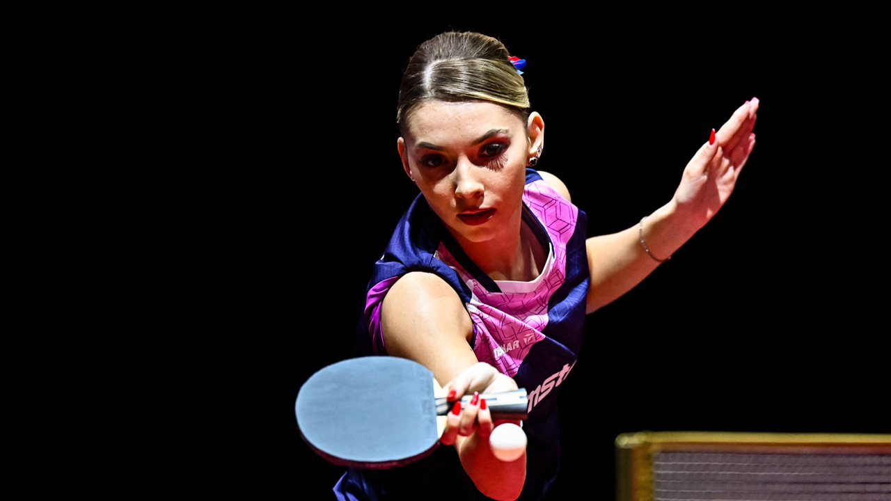 Bernadette Szocs în timp ce joacă tenis