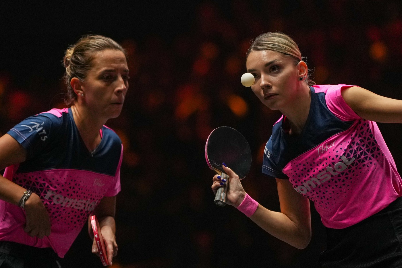 Bernadette Szocs și Eliza Samara, în timpul unui meci de tenis
